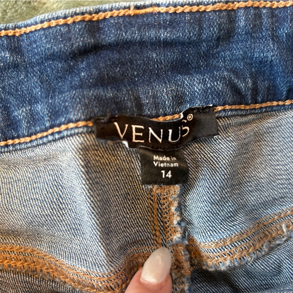 VENUS Blue Denim Shorts with White Floral Embroidery - Picture 3 of 3